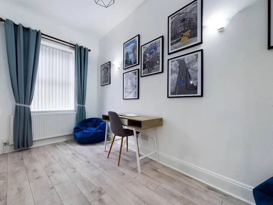 1 King Street Accommodation Delph 0*,  영국